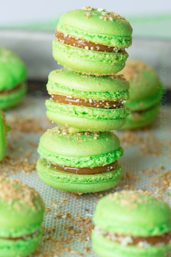 green-apple-macarons-with-caramel-filling